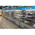 Supermarket multideck membuka lemari es untuk produk susu dan sosis